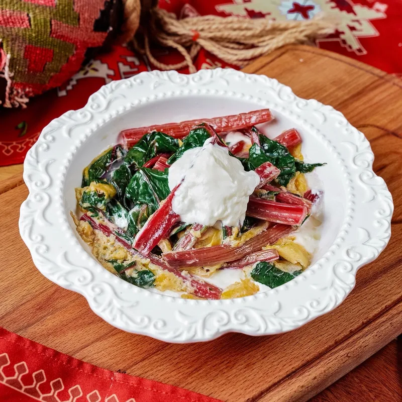 Свекольная ботва с яйцом и мацуном