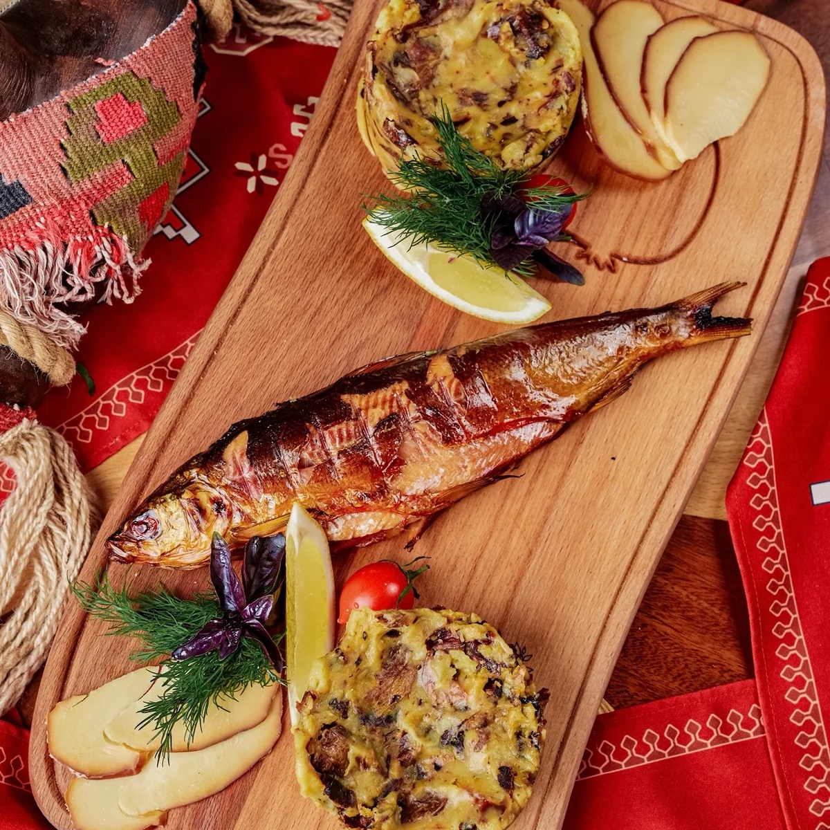 Сиг, копчёный на мангале, с копчёным чмуром