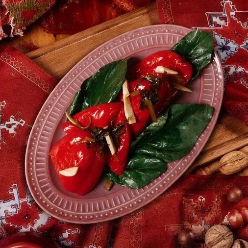 Красный перец с маслом и чесноком